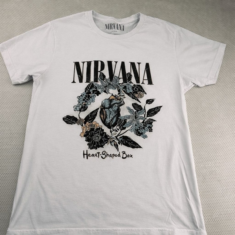 Nirvana Womens Medium‎ White Graphic T-Shirt Heart-Shaped Box 100% Cotton